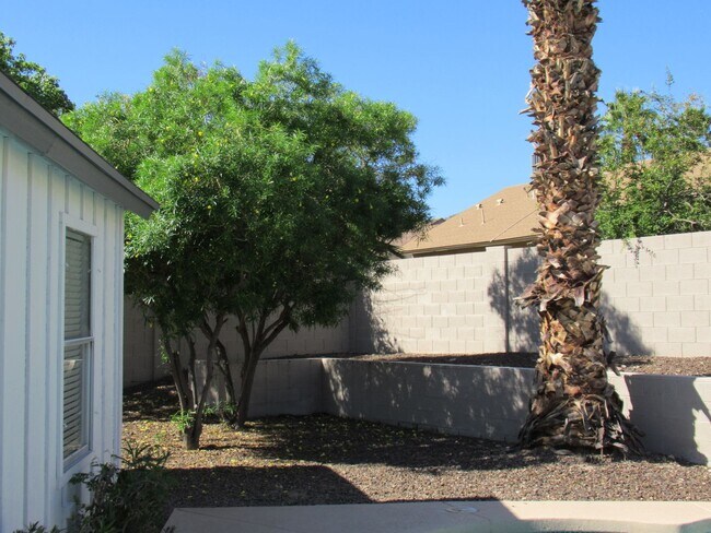 Building Photo - Nice 4 Bedroom + Den Home With Pool In Sou...