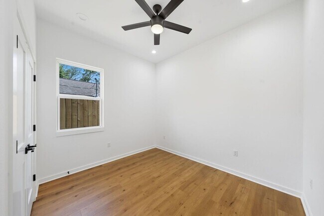 Building Photo - 5029 Van Fleet St