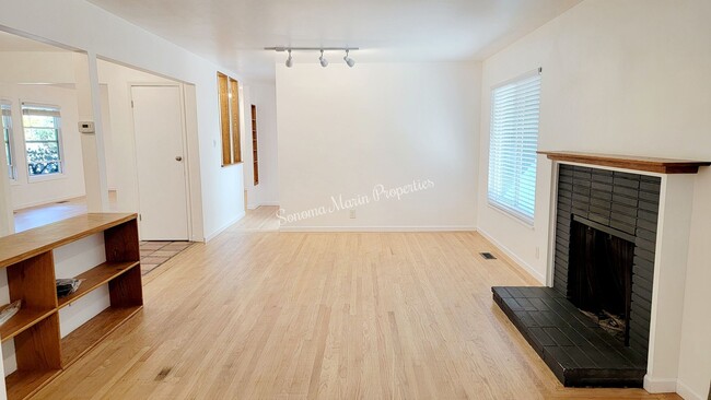 Building Photo - ~Stunning Remodeled 2 Bed/1 Bath Home in S...