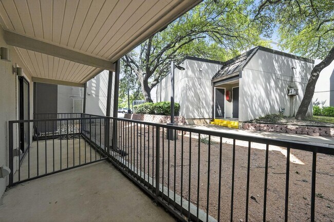 Building Photo - 935 La Posada Dr