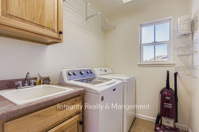 Building Photo - 3839 Donnington Cir