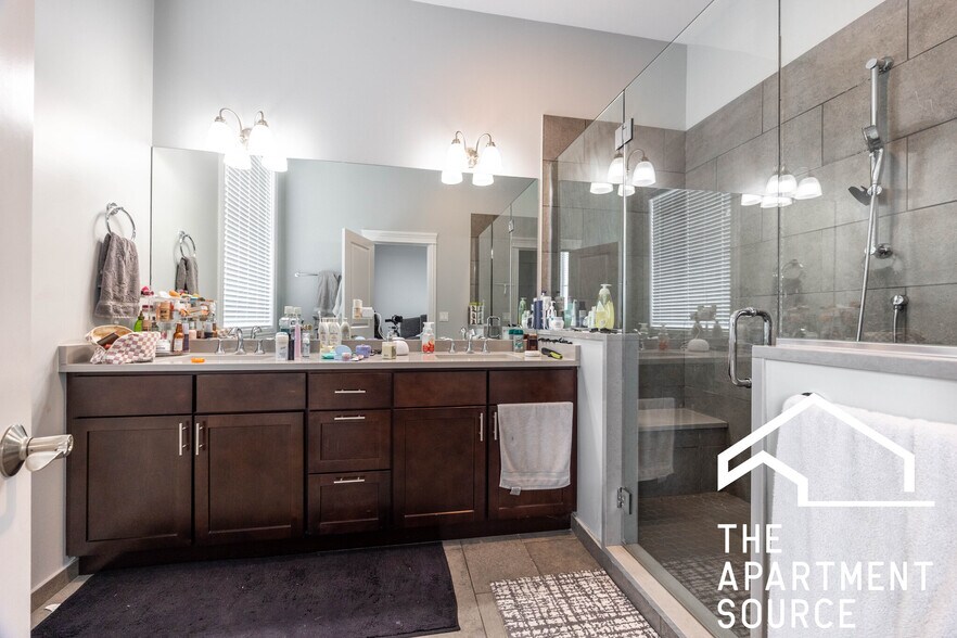 Building Photo - 520 N Western Ave