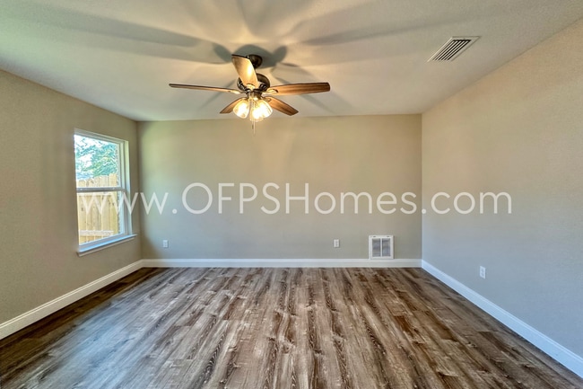 Building Photo - AVAILABLE NOW! 3/2 in Milton!