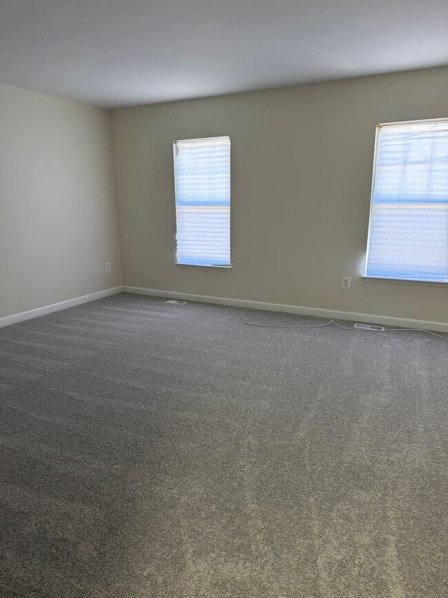 Building Photo - 3 LEVEL TOWNHOUSE WITH 3BEDROOMS AND 2 FULL BATHS