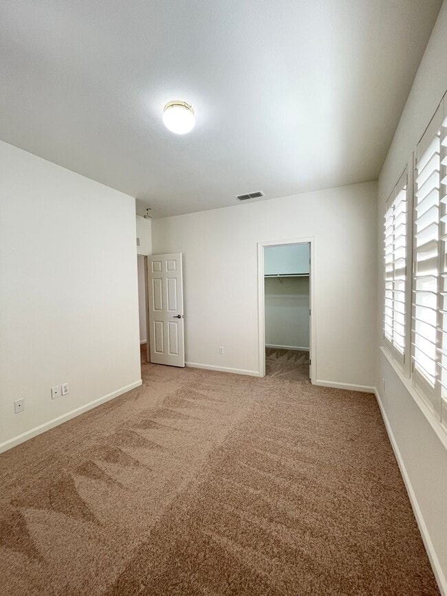 Building Photo - Great 3 bedroom 3 bath home