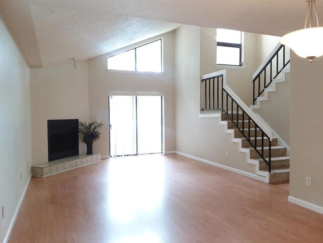 Building Photo - 422 S Netherwood Cres