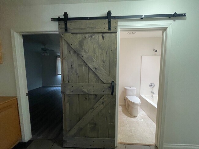 Building Photo - Charming Three Bedrooms, 2 Bathrooms Home ...