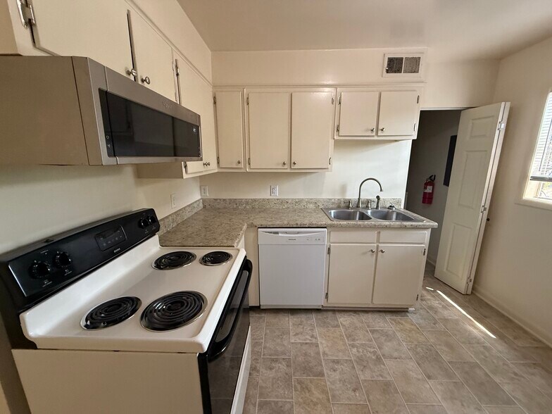 Building Photo - 425 S Church St