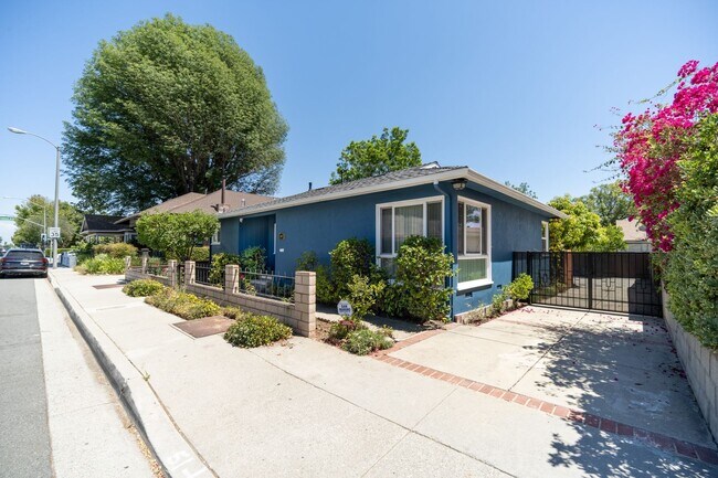 Building Photo - 2 bedroom, den and 1.5 bath, a few blocks of SPHS