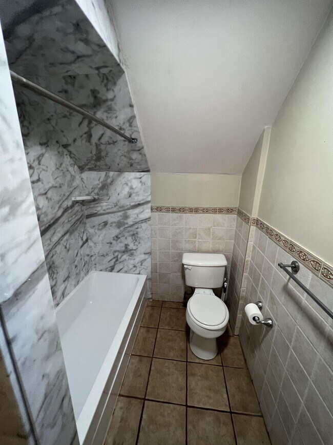 Building Photo - 519 School St