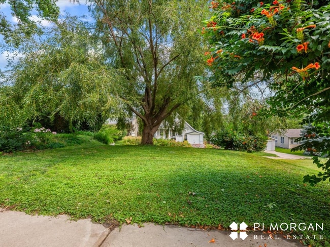 Building Photo - 3 bedroom , 2 bathroom House - Recently Up...