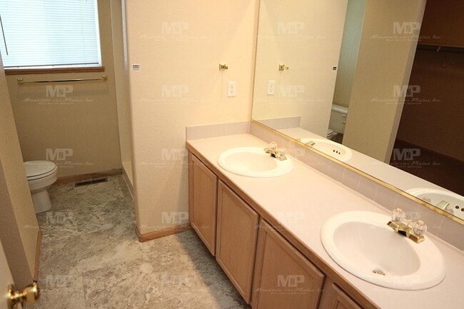 Building Photo - 2036 Glenmoor Dr