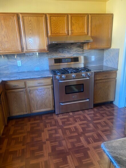 Building Photo - 204 Palisades Dr