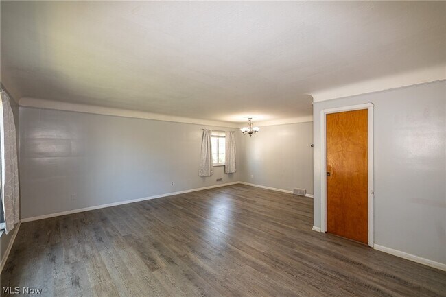 Building Photo - 8221 Pelham Dr