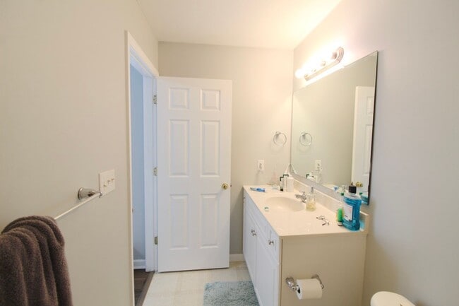 Building Photo - Large townhome with garage for rent in Taylor Springs!