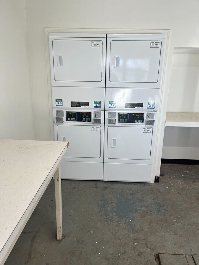 Building Photo - Remodeled units AVAILABLE NOW! Leasing fast!!!