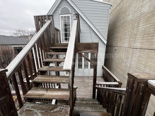 Building Photo - 1423 W Oakdale Ave