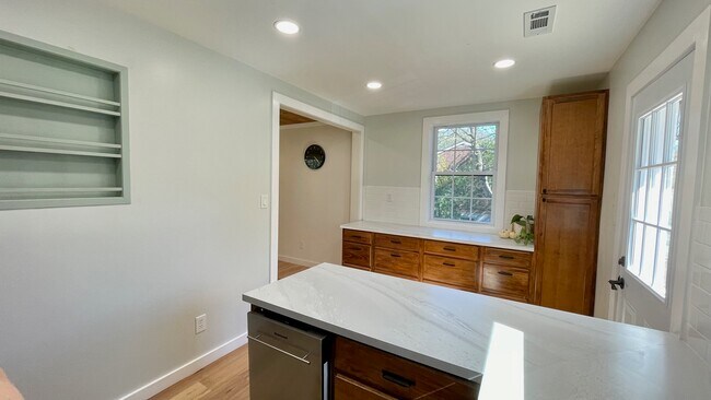 Building Photo - 820 Goldfinch Ave