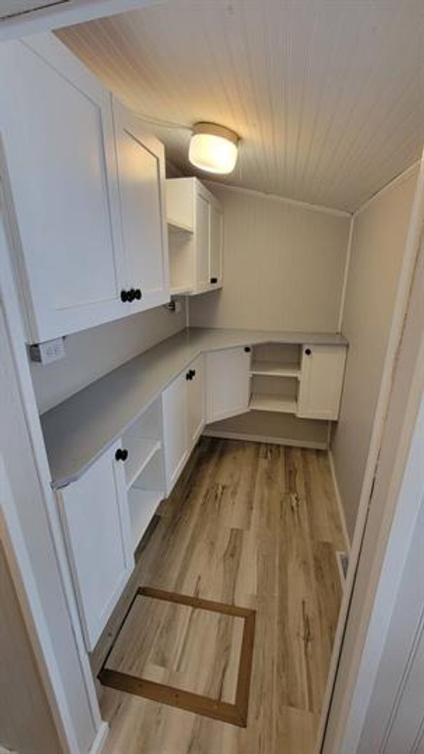 Building Photo - **Charming 1-Bedroom Plus Den Home with Modern Comforts**