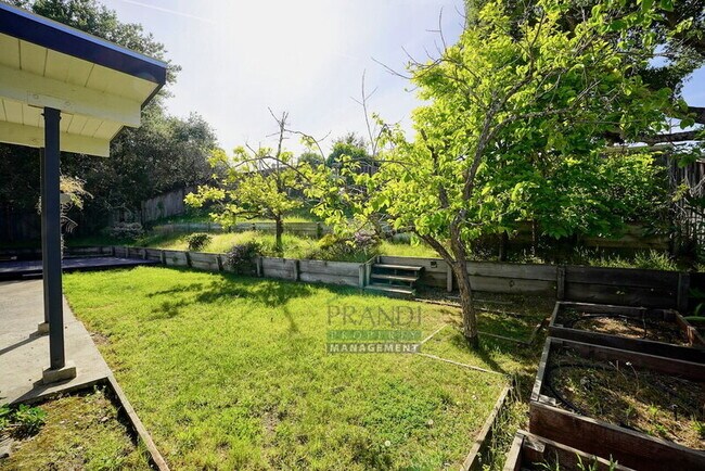 Building Photo - 955 Las Ovejas Ave