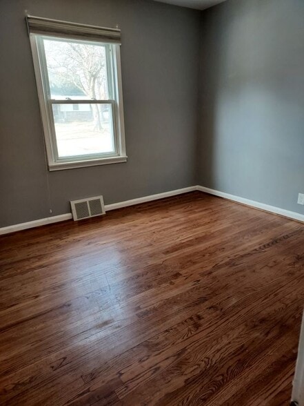 Building Photo - 3014 N Vermont Ave