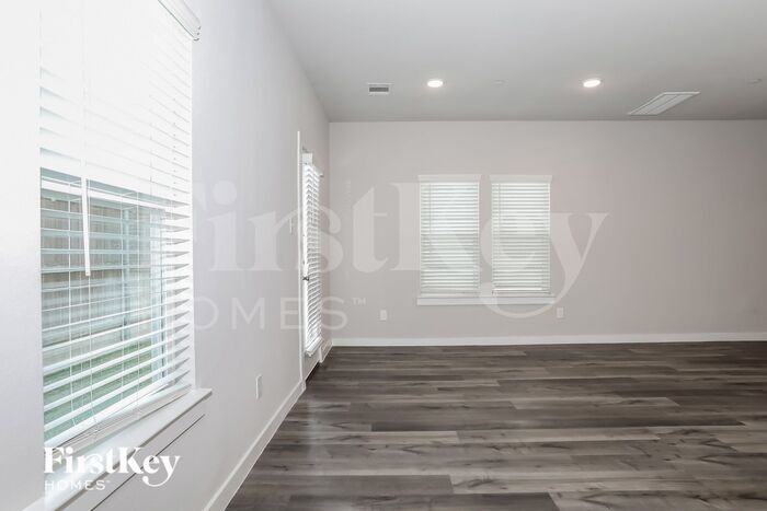 Building Photo - 333 N Centro Cir