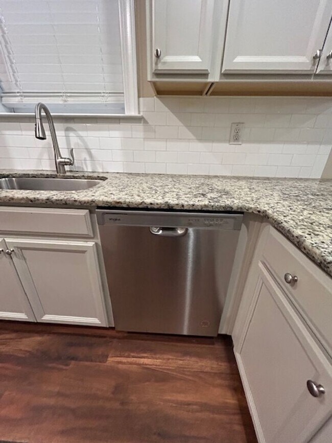 Building Photo - Beautiful 3bed, 2bath Home in Park Circle