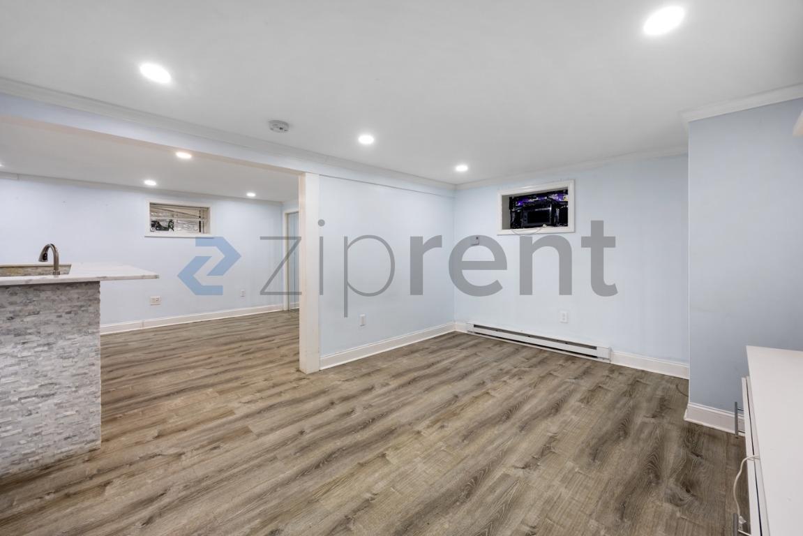 Building Photo - Unit A