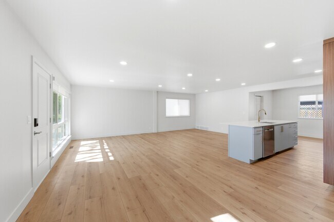 Building Photo - 1153 Buccaneer Dr