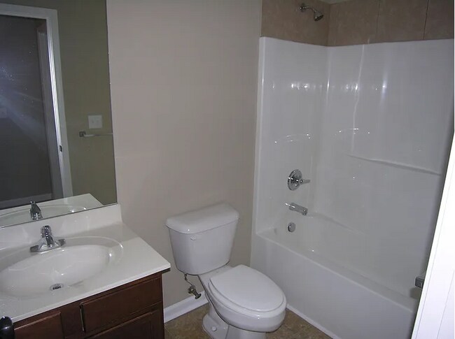 Building Photo - 107 Lake Forest Dr