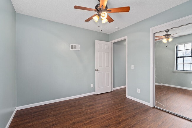 Building Photo - 618 E Johnston St