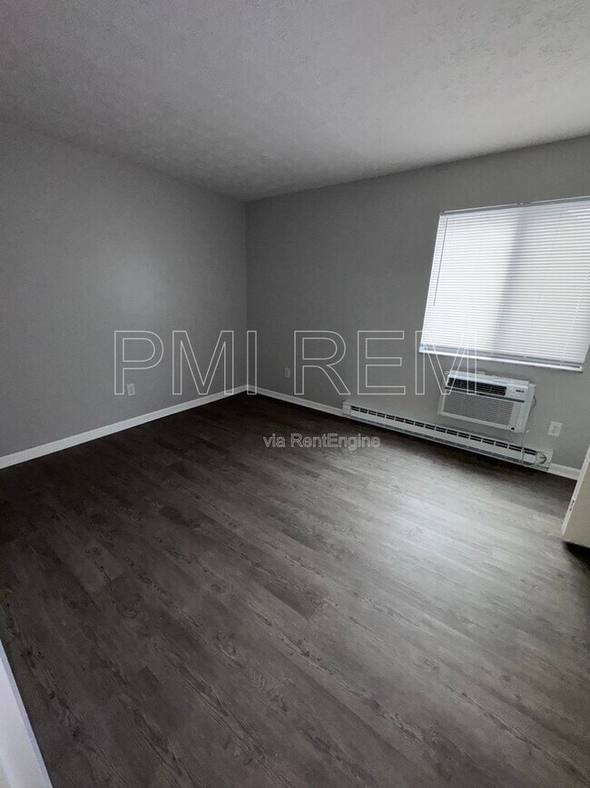 Interior Photo - Cypress W Market