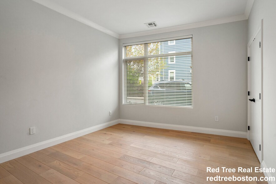 Building Photo - 142 Pleasant St