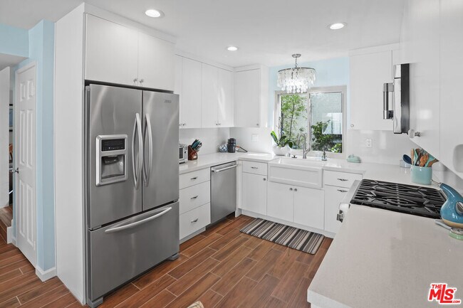 Building Photo - 6505 Dume Dr