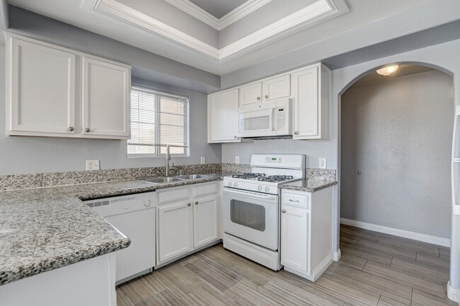 Building Photo - Stunning Upstairs Condo in Gated Indian Wells Community!