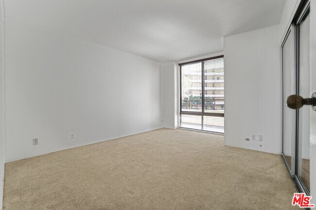 Building Photo - 4316 Marina City Dr