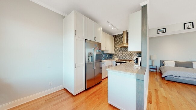 Building Photo - GORGEOUS PACIFIC HEIGHTS TOP FLOOR UNIT WI...