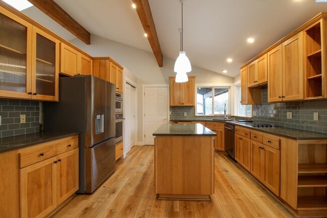 Building Photo - 5 Bed/3 Bath + an Office/Bonus Room House