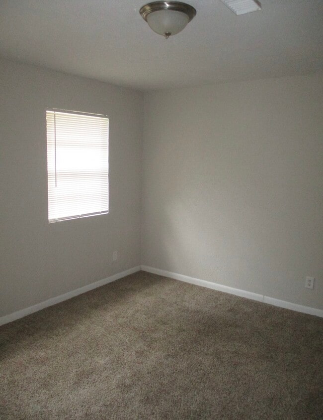 Building Photo - 8 Lanes End