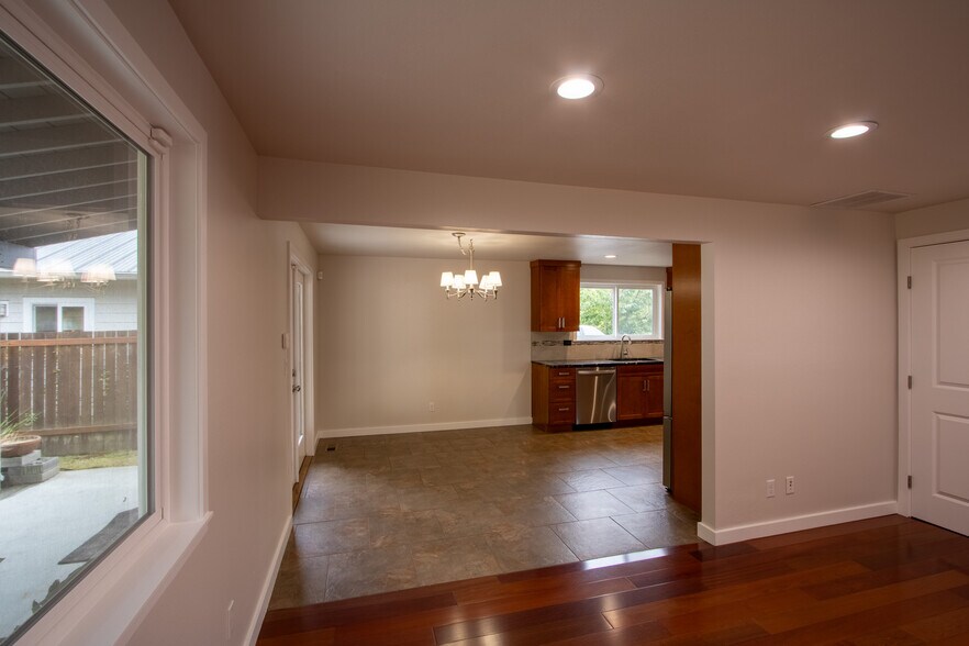 Dining room off kitchen w/doors to patio - 13234 SE 261st St