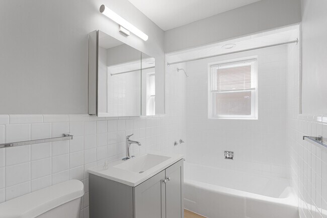 Building Photo - 7634 N Eastlake Terrace