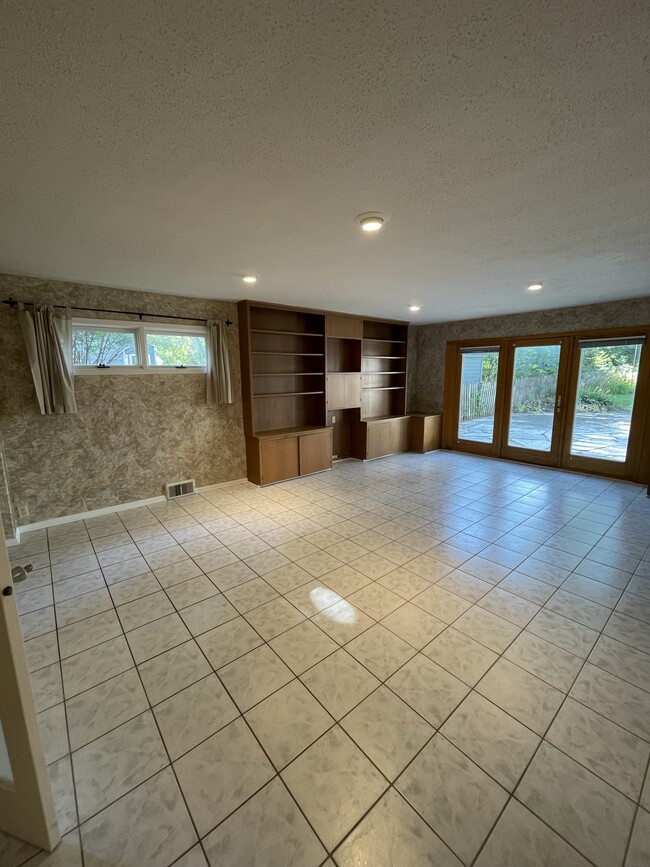 Building Photo - 2318 Storm St