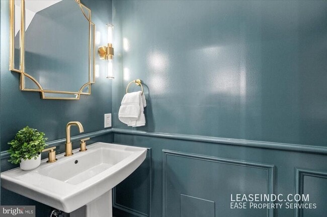 Building Photo - 1708 1/2 10th Street NW-