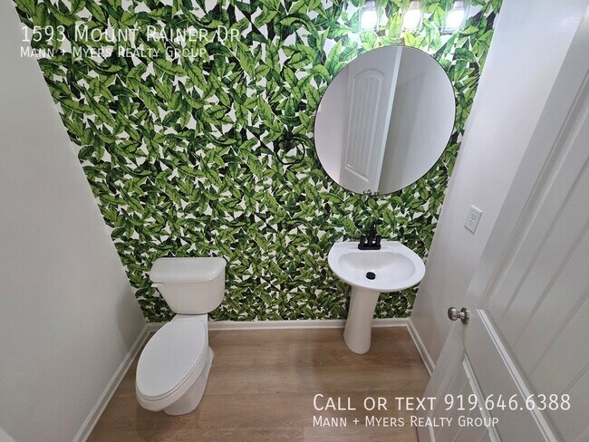 Building Photo - 1593 Mount Rainer Dr