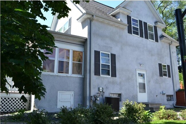 Side view (Side Entrance) - 1003 21st Ave SE