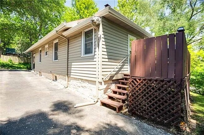 Building Photo - Charming West Plaza Bungalow