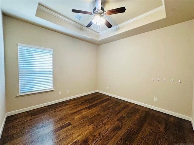Building Photo - HOUSE FOR RENT