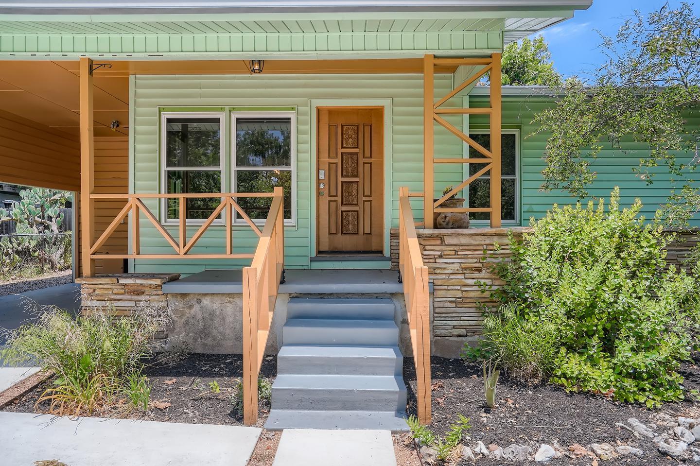 Building Photo - Updated Highland home with mid-century charm