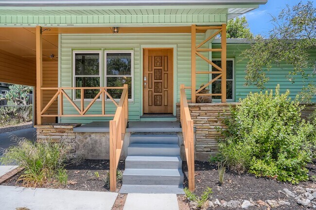 Building Photo - Updated Highland home with mid-century charm