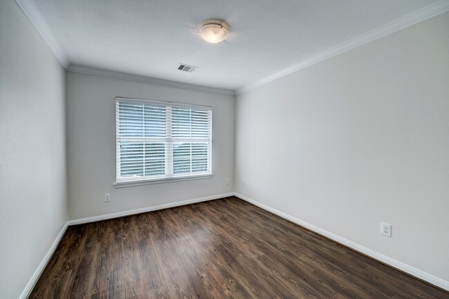 Building Photo - 427 W 16th St